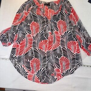 Signature Black and White Graphic 3/4 Sleeve Blouse